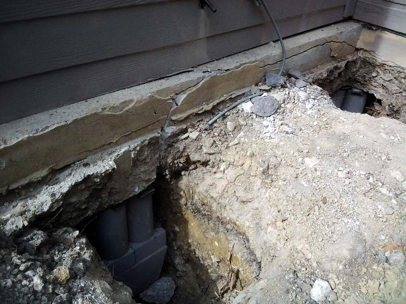 This photos shows a home's perimeter foundation beam that has been badly cracked, probably by an inexperienced crew.